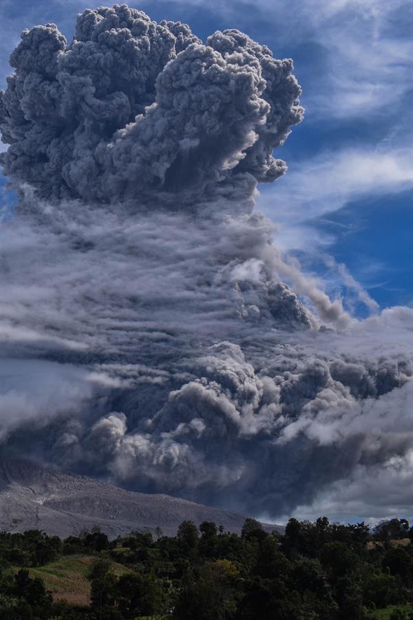 Indonésia: Erupção de vulcão gera coluna gigante de cinzas