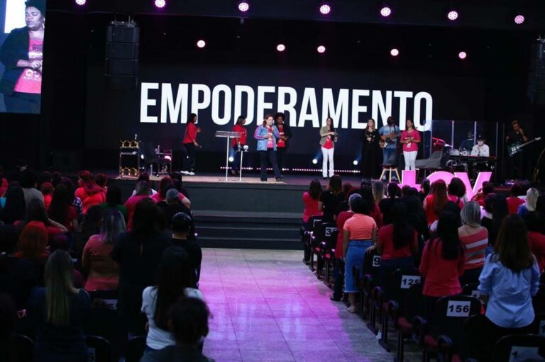 Ministério da bispa Fernanda lidera mulheres, sempre com base na Bíblia