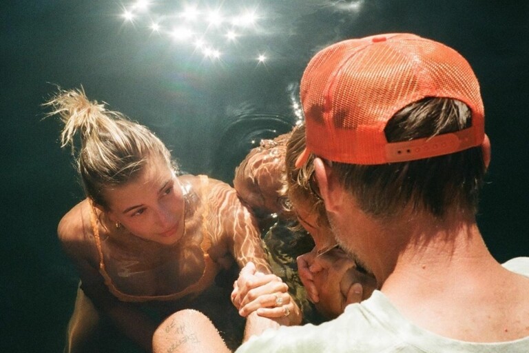 Justin Bieber e sua esposa, Hailey, foram batizados