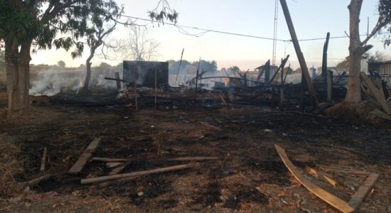 Incêndio destruiu a casa onde estavam os oito irmãos