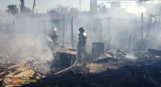 Criança de 9 anos morre em incêndio em favela na zona leste de SP