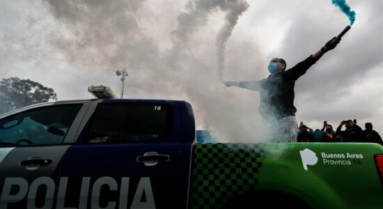 Polícia argentina protesta em frente à casa do presidente Alberto Fernández
