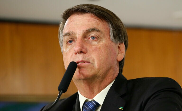 Bolsonaro relembra facada e não segura as lágrimas