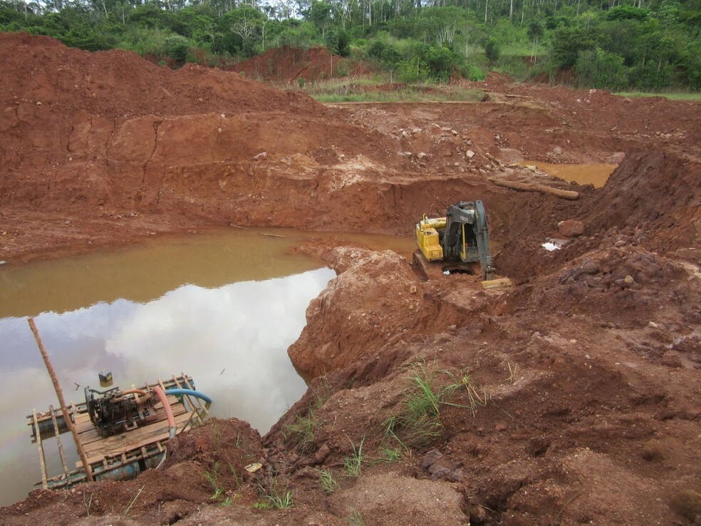 Extração ilegal de diamantes na Terra Indígena Cinta Larga em Rondônia