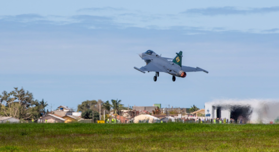 Caça Gripen da Força Aérea faz seu primeiro voo no Brasil