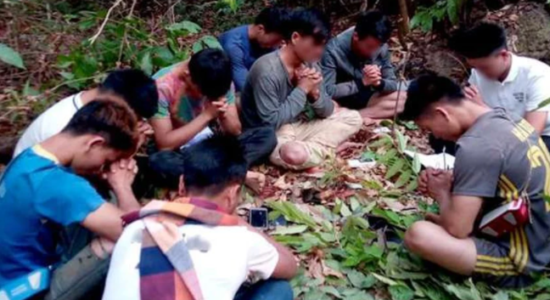 Grupo cristão de Laos ora escondido em floresta