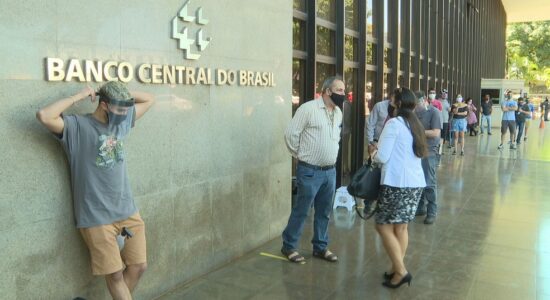 Colecionadores fizeram fila para conseguir as primeiras cédulas de R$ 200