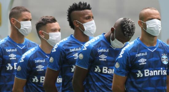 Jogadores do Grêmio de máscaras de proteção