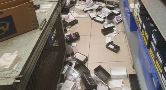 Homem se esconde em loja e furta 40 iPhones após expediente