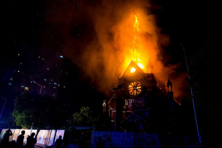 Manifestantes incendiaram igrejas em Santiago, no Chile