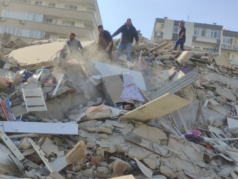 Terremoto no Mar Egeu provocou destruição em ilhas da Grécia e na costa da Turquia