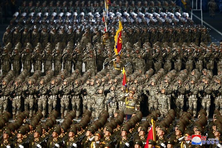 Coreia do Norte exibiu novo míssil balístico gigante durante desfile militar