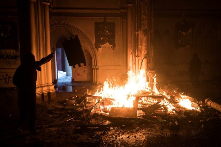 Manifestantes incendiaram igrejas em Santiago, no Chile