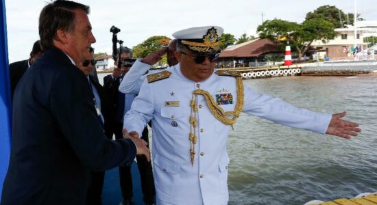 Presidente Jair Bolsonaro ao lado do almirante Rocha