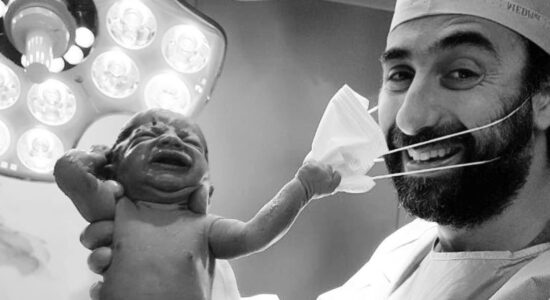 Foto de bebê segurando a máscara de médico viralizou nas redes