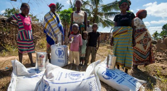 Programa Mundial de Alimentos entregando itens em Moçambique