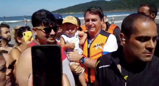 Bolsonaro passeia na praia e posa apoiadores no Guarujá