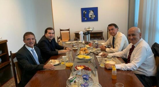 Jair Bolsonaro recebeu Rodrigo Maia, ministros de governo e senador para café da manhã no Palácio da Alvorada