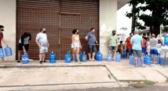Fila de pessoas em busca de água em Macapá