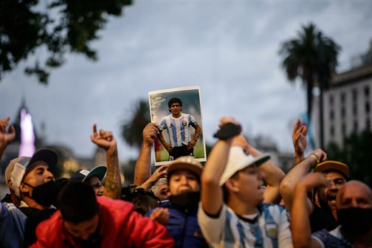 Tumulto e emoção marcam o velório de Maradona em Buenos Aires