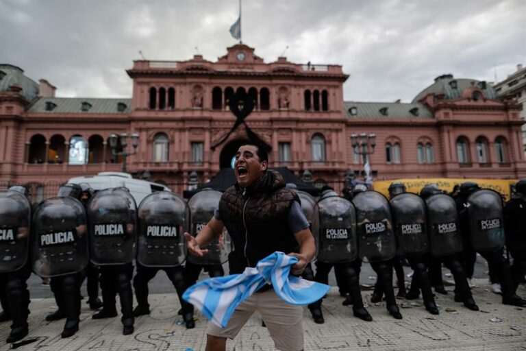 Tumulto e emoção marcam o velório de Maradona em Buenos Aires