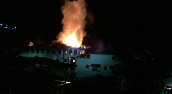 Casarão histórico foi destruído pelo fogo no interior do RJ
