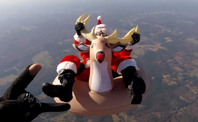 Papai Noel saltando de paraquedas com rena