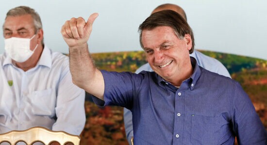 Presidente Jair Bolsonaro acenando para produtores rurais durante evento de entrega de título de propriedades rurais