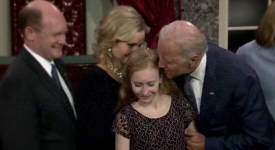 Vídeos mostram Biden em toques inapropriados em jovens e mulheres