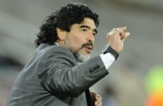 Ex-jogador Diego Maradona morre após sofrer mal súbito