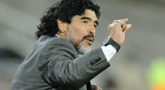 Ex-jogador Diego Maradona morre após sofrer mal súbito