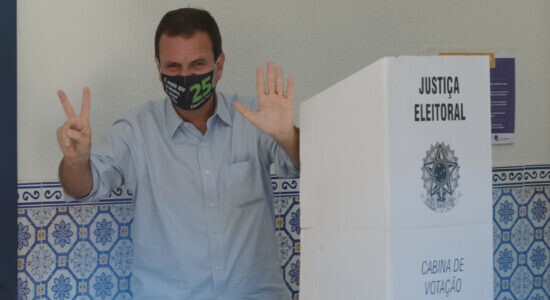 Eduardo Paes (Democratas) votando na manhã deste domingo