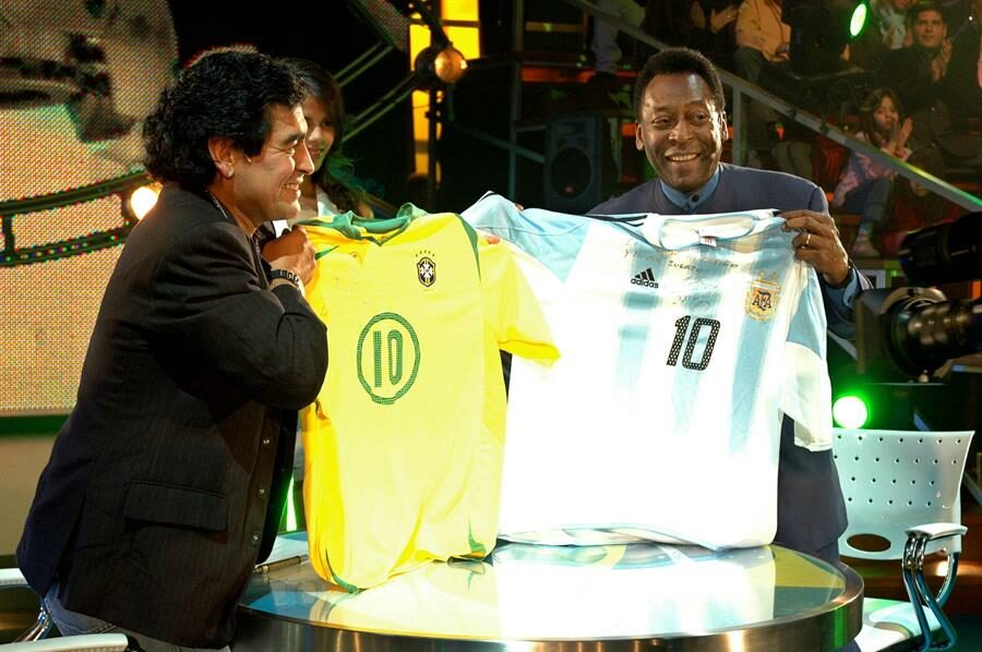 Pelé e Maradona trocam camisasdo futebol brasileiro e argentino