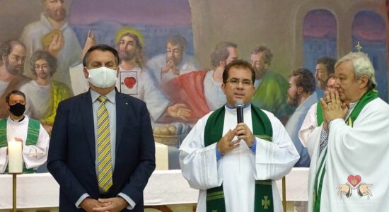 Bolsonaro participa de missa em paróquia de Brasília