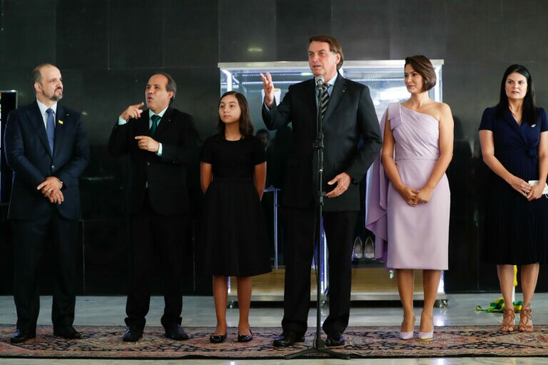 Bolsonaro e Michelle relembram trajes usados na posse