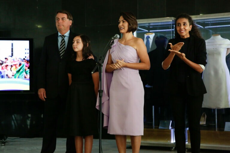 Bolsonaro e Michelle relembram trajes usados na posse