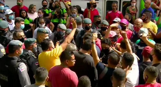 Novo fechamento do comércio causa protestos em Manaus