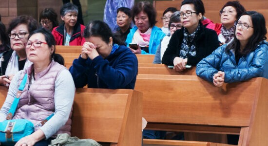 Cristãos chineses acompanham missa na China