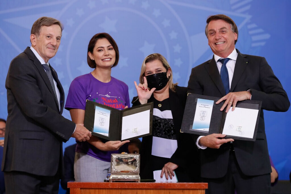 Presidente Jair Bolsonaro e primeira-dama recebem o selo "Eu respeito"