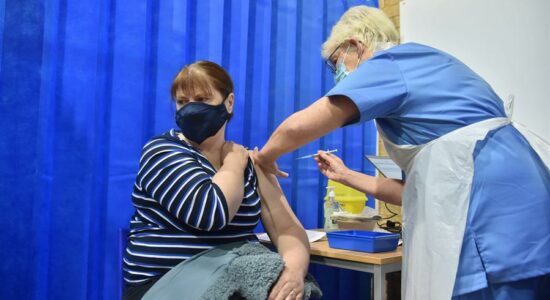Reino Unido começa a aplicar vacinas contra a Covid-19