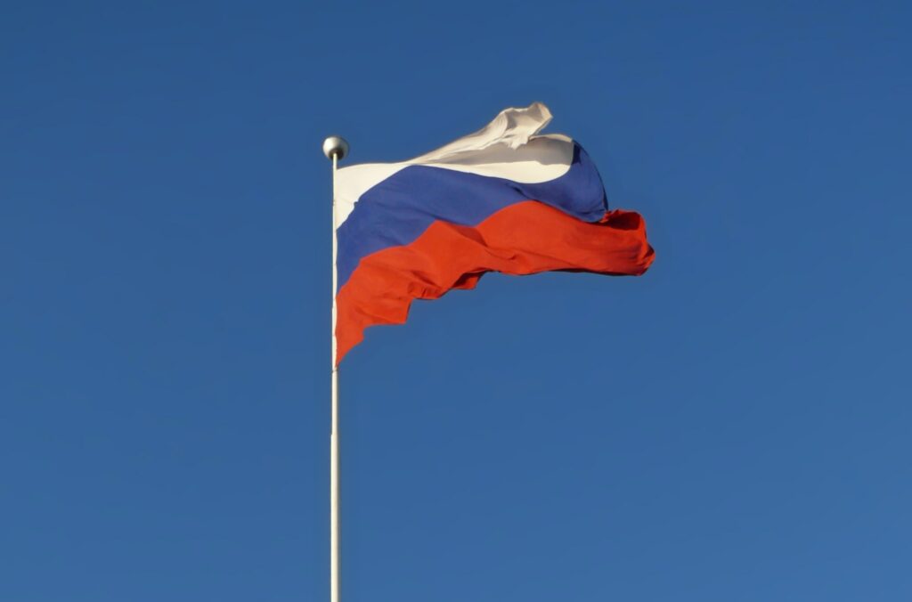 bandeira-da-russia-no-céu-azul