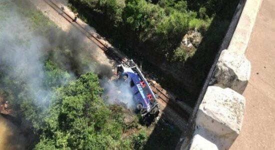 Ônibus de turismo despencou de viaduto e deixou pelo menos 19 mortos