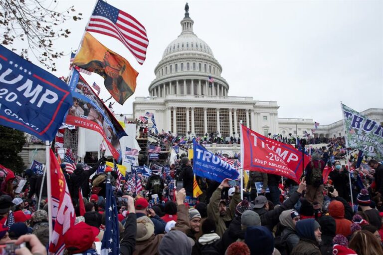 Manifestantes invadiram o Capitólio, nos EUA