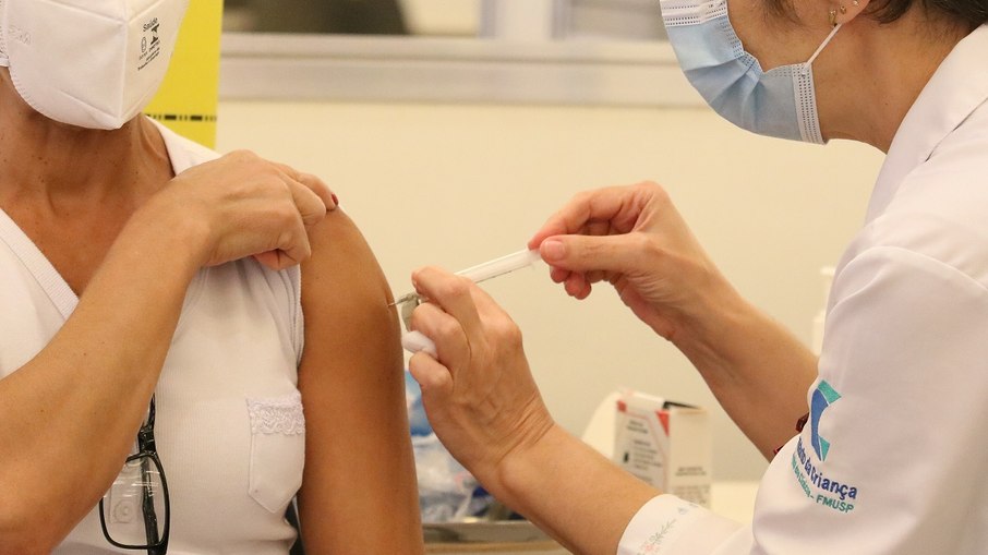 Vacinação no Brasil começou há poucos dias e cidadão já "burlaram" o sistema