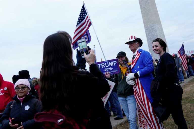 Multidão se reúne em Washington em apoio a Donald Trump
