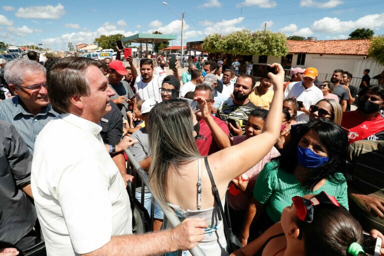 Bolsonaro vai à Bahia, anda a cavalo e é aclamado pelo povo