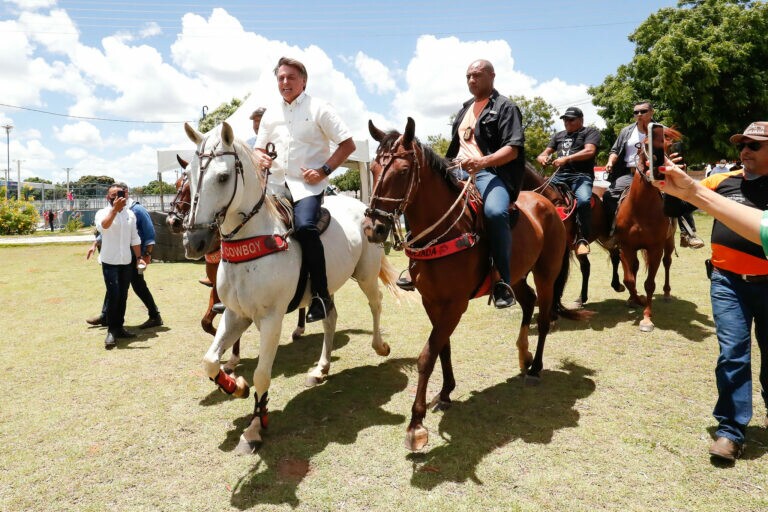Bolsonaro vai à Bahia, anda a cavalo e é aclamado pelo povo