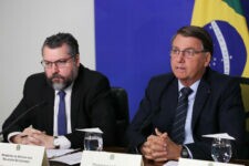 Presidente Jair Bolsonaro e Ernesto Araújo durante conferência promovida pelo banco Credit Suisse