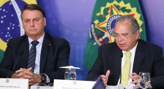 Presidente Jair Bolsonaro e Paulo Guedes durante conferência promovida pelo banco Credit Suisse