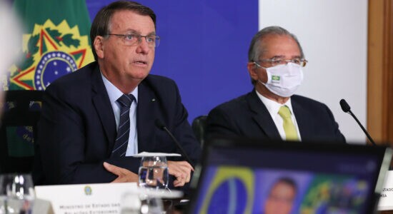Presidente Jair Bolsonaro e Ernesto Araújo durante conferência promovida pelo banco Credit Suisse